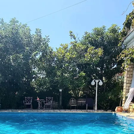 伊内斯艺术别墅酒店 3* 扎达尔