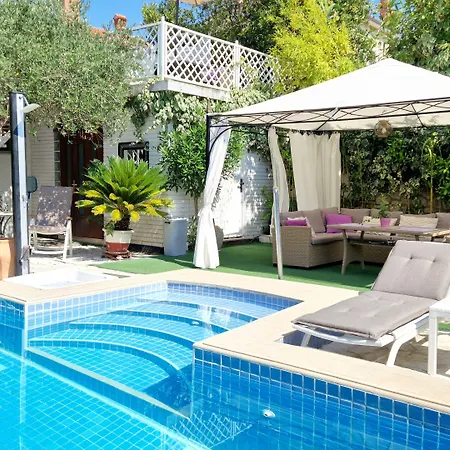 伊内斯艺术别墅酒店 3* 扎达尔